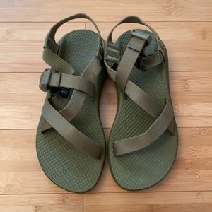 Chaco Women’s Classic Sandal in military green sz8